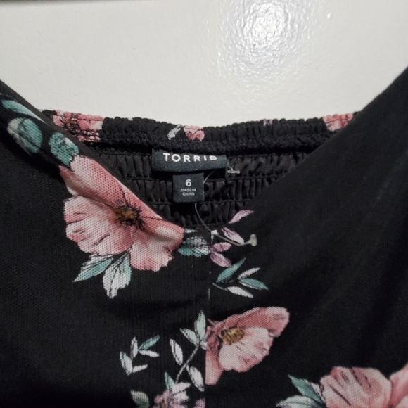 NWOT Unworn Torrid Jumpsuit Plus Size 6x/30 Black & Floral - Picture 2 of 2